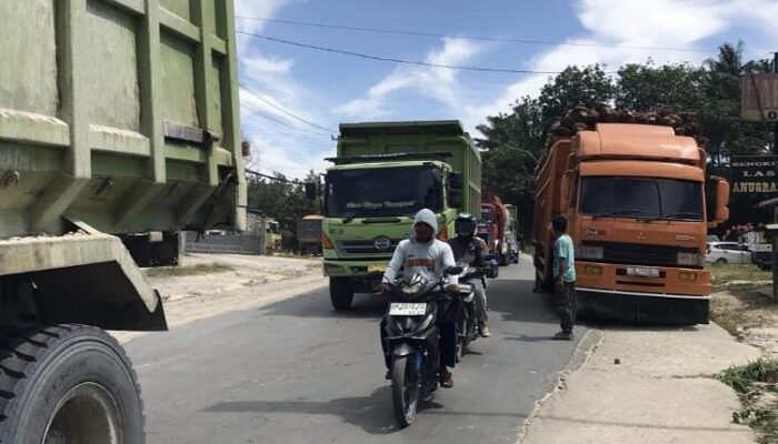 Satlantas Polresta Pekanbaru Sigap Urai Kemacetan Panjang di Jalan Garuda Sakti