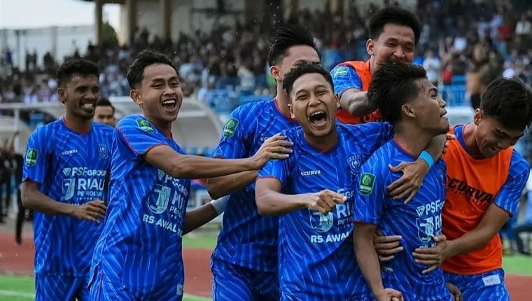 Beginilah salah satu momen saat Asir Azis cs merayakan gol yang berhasil dicetak ke gawang lawan.(ist)