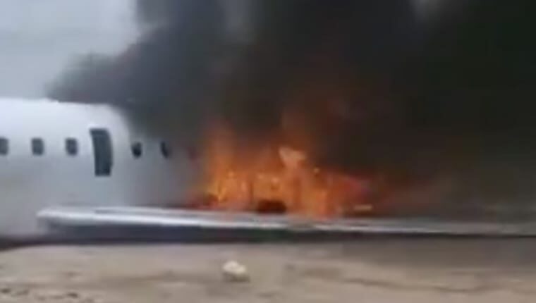 Beginilah penampakan pesawat Menteri Pertambangan Kongo yang terbakar. (Tangkapan Layar Video X/@aviationbrk)