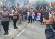 Dua Polwan Polresta Pekanbaru Sukses Satukan Massa Lewat Indonesia Raya Saat Aksi Demo Kejati Riau