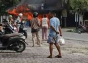 Gas Meledak di Warung Ayam Geprek, Tiga Rumah Petak di Pekanbaru Hangus Terbakar