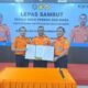 Prosesi lepas sambut Kasi Operasi dan Siaga Kantor SAR Pekanbaru, dari Benteng Hilton Telaumbanua kepada Johan Saputra Edon. (dok.Basarnas Pekanbaru)