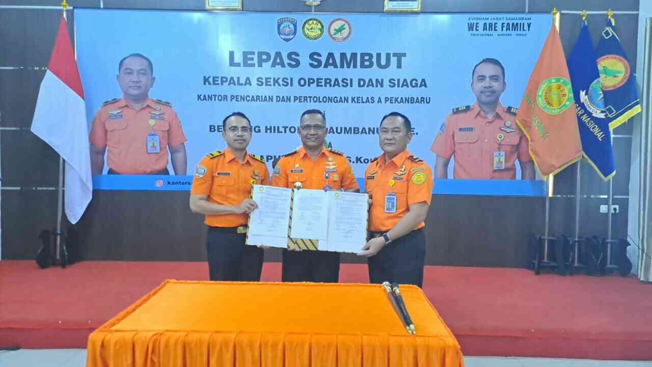 Prosesi lepas sambut Kasi Operasi dan Siaga Kantor SAR Pekanbaru, dari Benteng Hilton Telaumbanua kepada Johan Saputra Edon. (dok.Basarnas Pekanbaru)