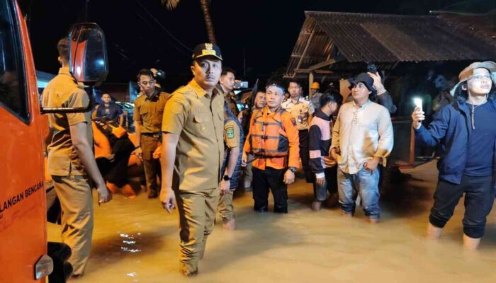 Banjir Lumpuhkan Aktivitas Ulakan, Wagub Sumbar Gerak Cepat Salurkan Bantuan