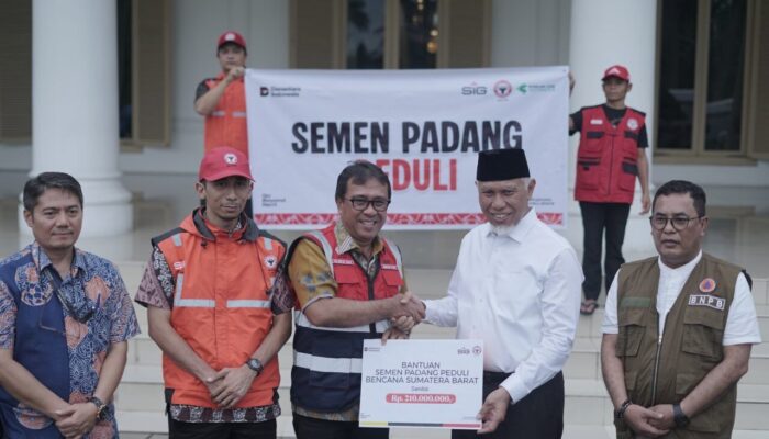 Semen Padang Serahkan Bantuan Rp210 Juta, Gubernur Mahyeldi Ingatkan Warga Tetap Waspada