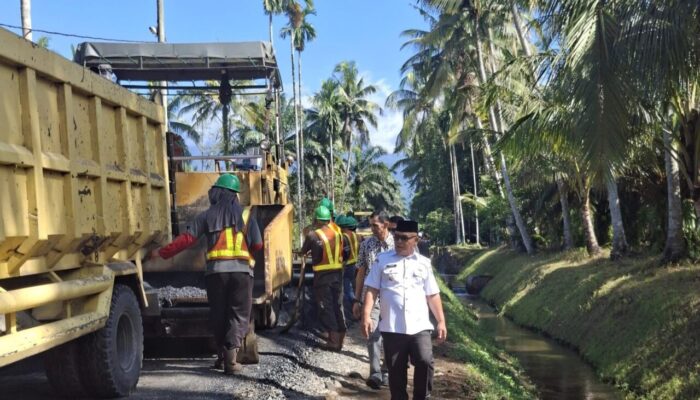 Bupati Pasbar Tinjau Langsung Proyek Jalan Simpang Bascamp Kampung Paraman