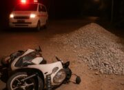 Warga Keluhkan Material Proyek Menutupi Jalan di Barulak, Satu Pengendara Terluka