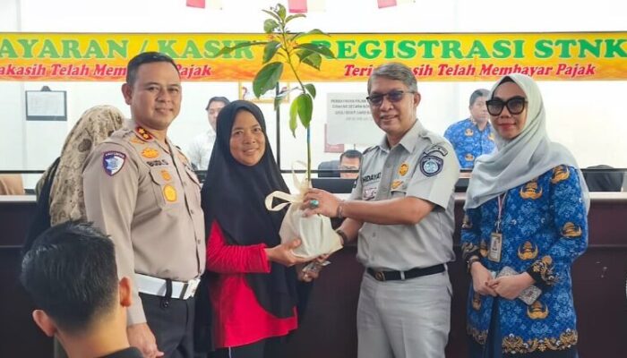 Dukungan Green Policing, Samsat Riau Bagi Bibit Pohon di Hari Perdana Operasi Zebra LK 2025