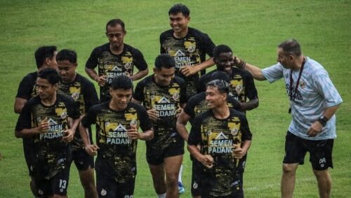 Pelatih Kepala Semen Padang FC Dejan Antonic saat mendampingi anak asuhnya berlatih.(ist)