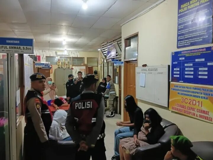 Petugas gabungan saat mengamankan tujuh muda-mudi dari sebuah rumah kos di Jorong Kubu Rajo, Lima Kaum, Senin (17/11/2025) malam. (Dok.polres tanah datar)