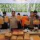 Polisi memperlihatkan 27 paket ganja yang disita dari mobil pick-up serta sejumlah barang bukti lain saat konferensi pers di Mapolres Tanah Datar. (dok.Polres Tanah Datar)