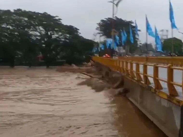 Jembatan Muaro Penjalinan Retak, Pengendara Diminta Putar Balik. (Ist)