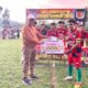 Wali Nagari Barulak, Azisman Dt. Sati Nan Panjang, menyerahkan hadiah kepada pemain Sarlaw FC pada penutupan Wali Nagari Cup III di Lapangan Pandan Indah, Sabtu sore. (ist)