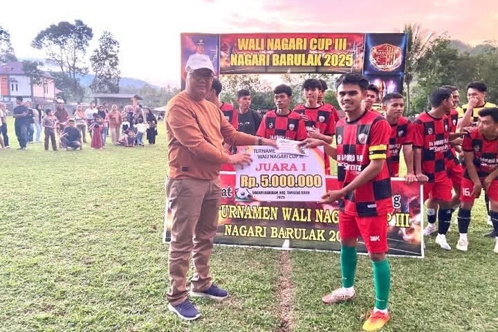 Wali Nagari Barulak, Azisman Dt. Sati Nan Panjang, menyerahkan hadiah kepada pemain Sarlaw FC pada penutupan Wali Nagari Cup III di Lapangan Pandan Indah, Sabtu sore. (ist)