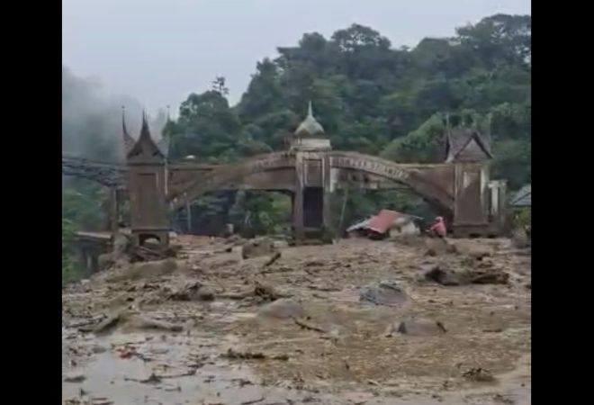 Penampakan longsor di Jembatan kembar Padang panjang, Sumatra Barat pada Kamis (27/11).Informasi sementara, adanya warga yang tertimbun di lokasi jembatan tersebut.(Ist/Ingatlah)