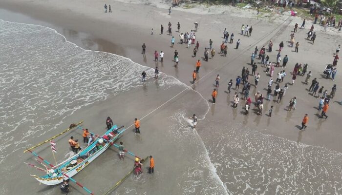 Dua Nelayan Tiku Agam Hilang Ditemukan Selamat Setelah 30 Jam Diterjang Badai