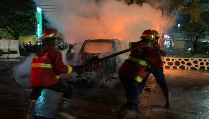Mobil Terbakar di Parkiran Rumah Sakit Siti Rahmah Padang, Satu Terios Ludes