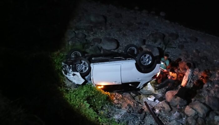 Toyota Raize Terpental ke Danau Singkarak Usai Tabrakan, 2 Mahasiswa Luka-luka