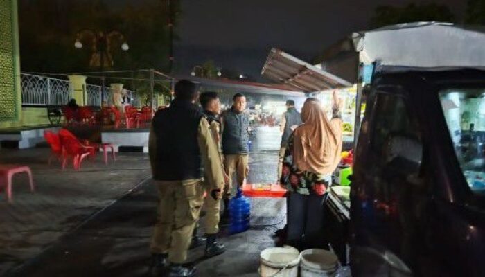 Teguran Keras Satpol PP, PKL Dilarang Keras Badan Jalan Masjid Raya An-Nur Pekanbaru
