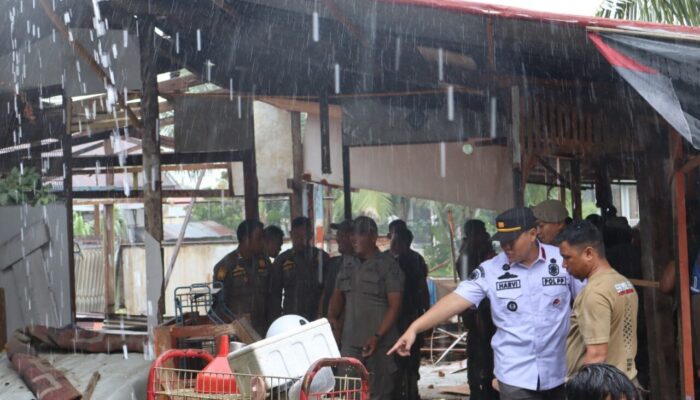 Tim Gabungan SK4 Padang Bongkar Bangunan Liar di Kubu Marapalam