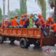 Para mahasiswa dan relawan berangkat bersama BPBD untuk membantu pencarian korban di Padang, Kamis (27/11/2025). Antara/HO-Humas BPBD Provinsi Sumbar