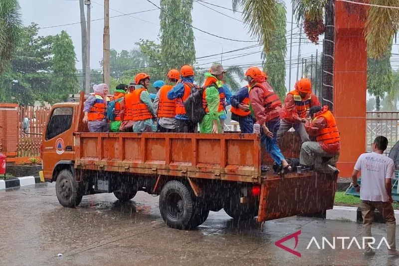 Para mahasiswa dan relawan berangkat bersama BPBD untuk membantu pencarian korban di Padang, Kamis (27/11/2025). Antara/HO-Humas BPBD Provinsi Sumbar