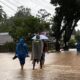 Warga berjubel di sepanjang jalan lintas Pariaman - Sicincin yang terendam banjir di Dusun Sampan, Desa Pungguang Ladian, Kecamatan Pariaman Selatan, Kota Pariaman, Kamis (27/11). (ist)