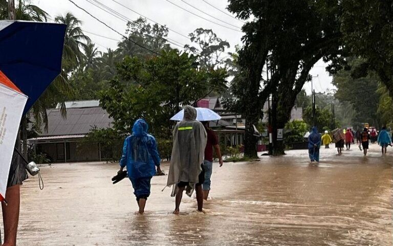 Warga berjubel di sepanjang jalan lintas Pariaman - Sicincin yang terendam banjir di Dusun Sampan, Desa Pungguang Ladian, Kecamatan Pariaman Selatan, Kota Pariaman, Kamis (27/11). (ist)