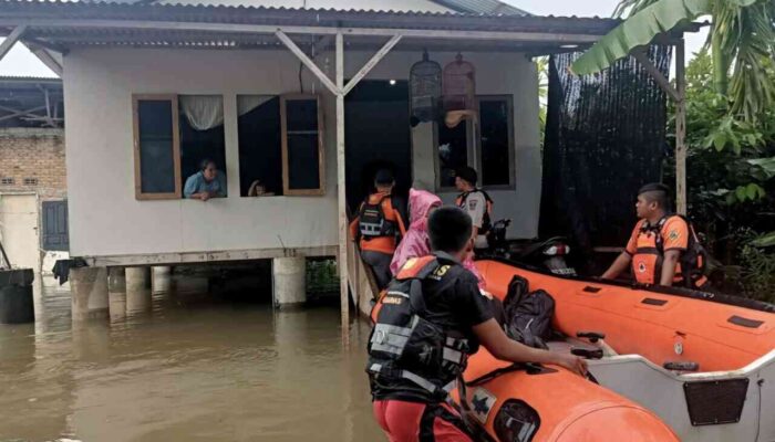 Banjir di Dadok Tunggul Hitam Padang, Ibu Hamil Dievakuasi Tim Gabungan