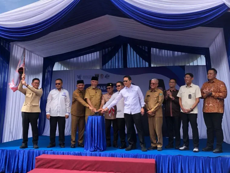 Menteri Perdagangan RI, Budi Santoso melepas ekspor 27 ton gambir Sumatera Barat (Sumbar) yang dikirim PT Salimbado Jaya Indonesia ke India di halaman Istana Gubernur Sumbar. (ist)