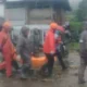 Petugas gabungan mengevakuasi warga dan jenazah korban galodo di Jorong Toboh, Malalak, Kamis (27/11). Proses pencarian masih terus dilakukan di tengah akses yang terputus. (Ist/ Ingatlah)