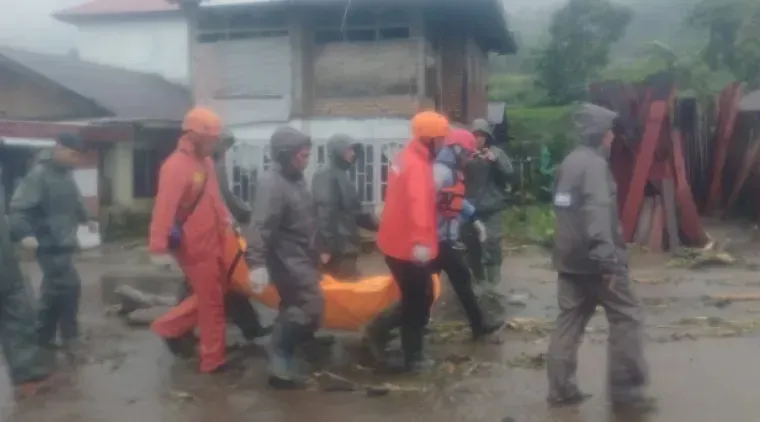 Petugas gabungan mengevakuasi warga dan jenazah korban galodo di Jorong Toboh, Malalak, Kamis (27/11). Proses pencarian masih terus dilakukan di tengah akses yang terputus. (Ist/ Ingatlah)