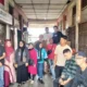 Potret pedagang kecil di Pasarraya Vase VII, Padang, yang mengeluhkan menurunnya omzet sejak relokasi dilakukan oleh Pemerintah Kota Padang. Foto: Singgalang/Bambang