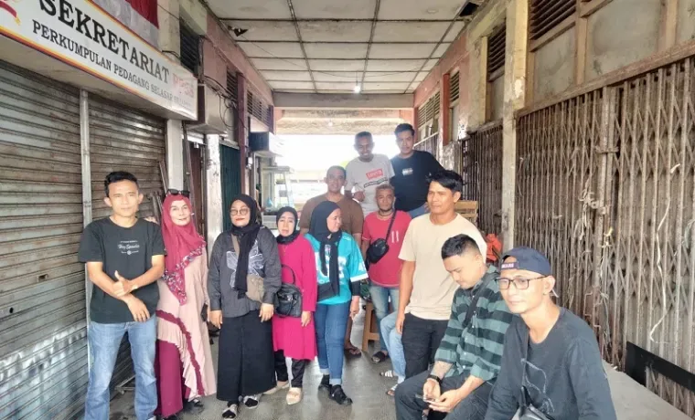 Potret pedagang kecil di Pasarraya Vase VII, Padang, yang mengeluhkan menurunnya omzet sejak relokasi dilakukan oleh Pemerintah Kota Padang. Foto: Singgalang/Bambang