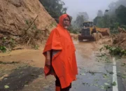 Gubernur Mahyeldi Tinjau Jalan Nasional Lembah Anai–Silaing yang Lumpuh Diterjang Longsor