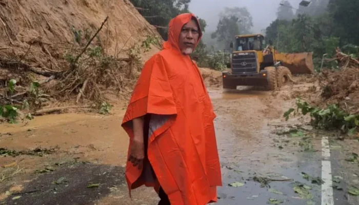 Gubernur Mahyeldi Tinjau Jalan Nasional Lembah Anai–Silaing yang Lumpuh Diterjang Longsor
