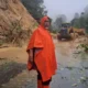 Gubernur Mahyeldi meninjau jalan nasional Bukittinggi - Padang yang lumpuh diterjang longsor pada Kamis dini hari. (ist/Ingatlah)
