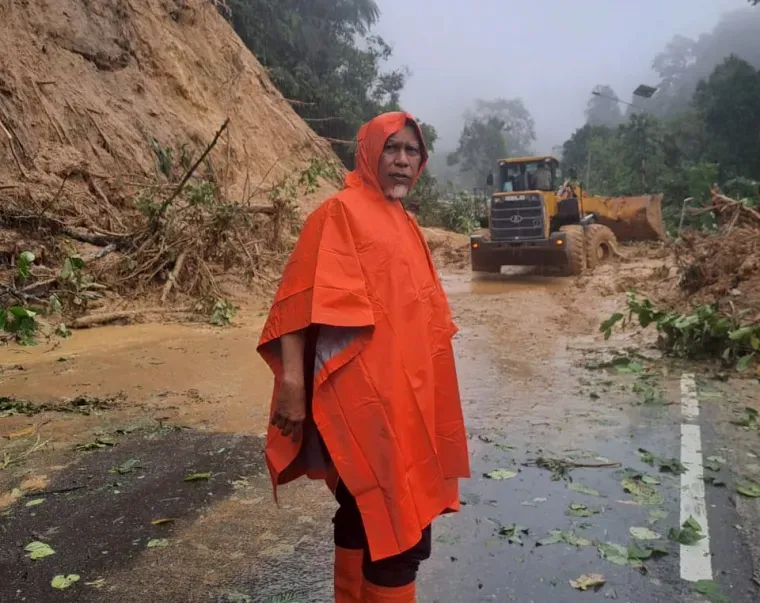 Gubernur Mahyeldi meninjau jalan nasional Bukittinggi - Padang yang lumpuh diterjang longsor pada Kamis dini hari. (ist/Ingatlah)