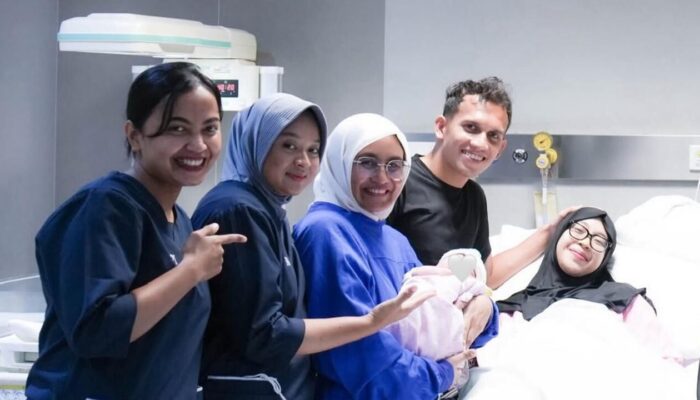 Egy Maulana Vikri dan Adiba Khanza Sambut Kelahiran Putri Pertama