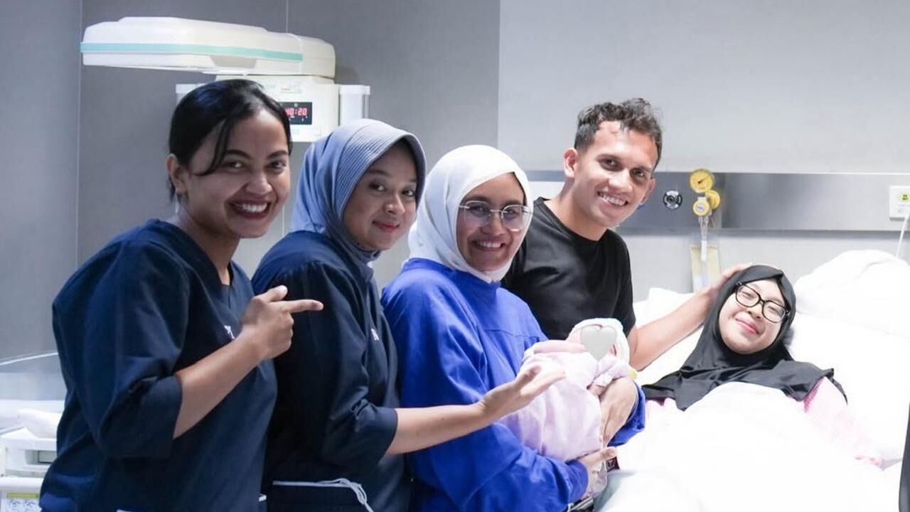 Pesepakbola Nasional Egy Maulana vikri mendampingi sang Adiba Khanza saat melahirkan. (dok.@adiba.knza)