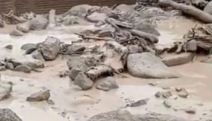 Diguyur Hujan, Debit Air di Maninjau Meningkat Seret Batu Besar