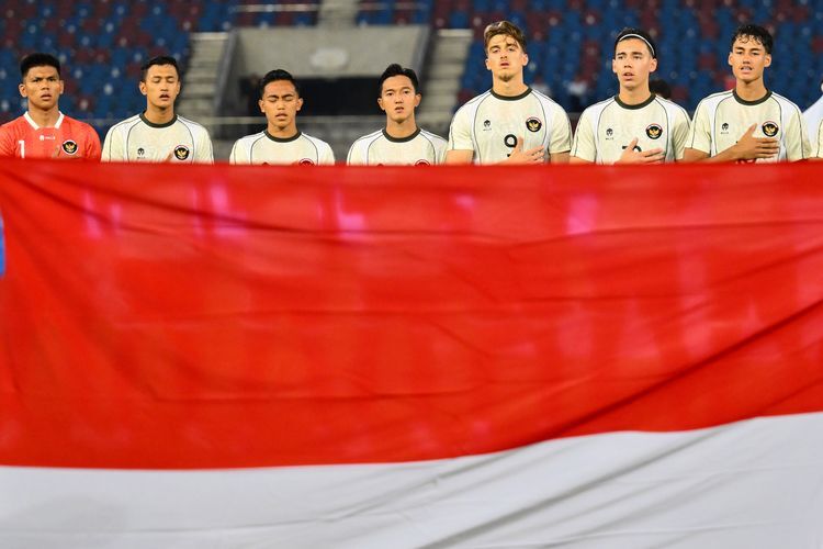 Para pemain Timnas U22 Indonesia menyanyikan lagu kebangsaan Indonesia Raya sebelum bertanding melawan Timnas Filipina pada pertandingan babak penyisihan Grup C Sepak Bola SEA Games 2025 di The 700th Anniversary of Chiang Mai Stadium, Chiang Mai, Thailand, Senin (8/12/2025).ANTARA FOTO/NOVA WAHYUDI)