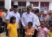 Kunjungi Posko Pengungsian, Djamari Chaniago Serahkan Bantuan untuk Korban Banjir di Padang