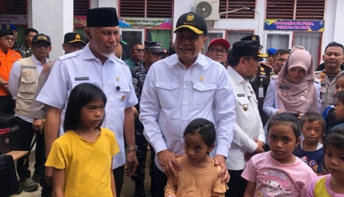Kunjungi Posko Pengungsian, Djamari Chaniago Serahkan Bantuan untuk Korban Banjir di Padang