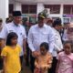 Menko Polhukam Djamari Chaniago bersama Gubernur Sumbar Mahyeldi Ansharullah mengunjungi posko pengungsian di Padang. (ist)