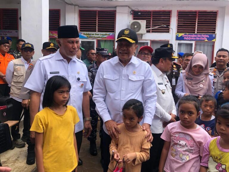 Menko Polhukam Djamari Chaniago bersama Gubernur Sumbar Mahyeldi Ansharullah mengunjungi posko pengungsian di Padang. (ist)