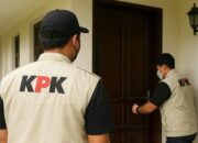 KPK Lanjutkan Penggeledahan ke Rumah Dinas Bupati Inhu, Koper Dokumen Diamankan