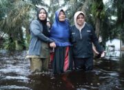 Respons Cepat Keluhan Warga, Bupati Siak Pastikan Jalan Rusak dan Banjir Mulai Ditangani