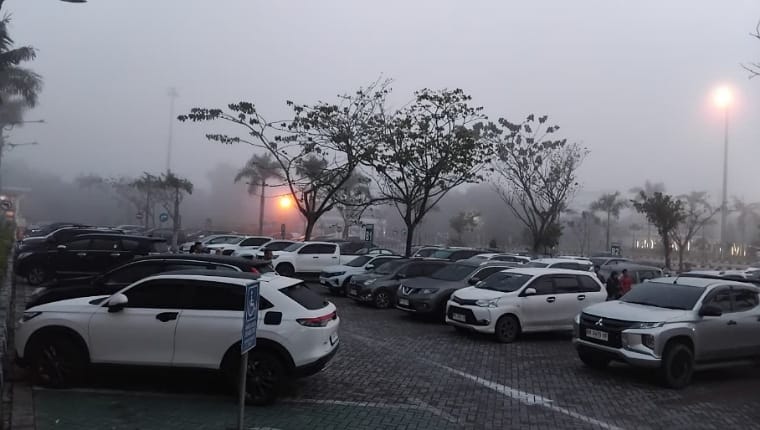 Beginilah penampakan parkiran bandara SSK II Pekanbaru, Rabu (31/12/2025) pagi.(ist)