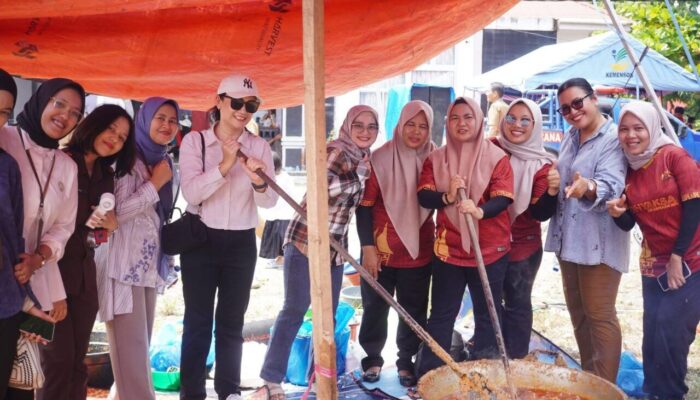 HUT ke-22 Dharmasraya, Masak 2 Ton Rendang untuk Korban Bencana Sumatera